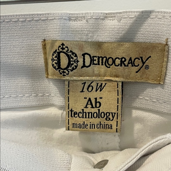 Democracy Women's Cropped White Jeans - Picture 2 of 9